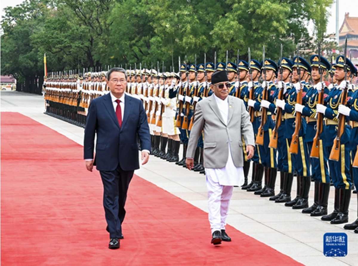 ली छ्यांग ने नेपाली प्रधानमंत्री से बातचीत की